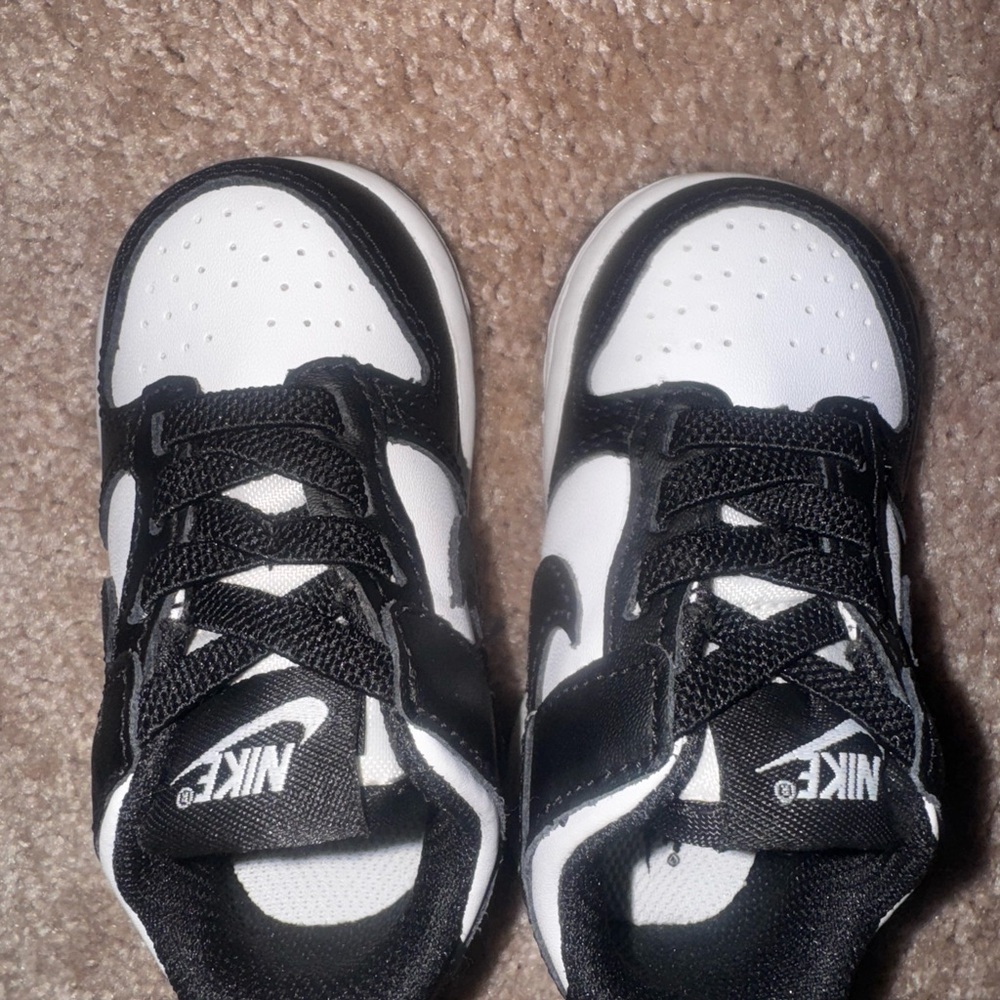 Nike toddlers Black and White Nikes - Picture 3 of 4